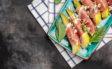 Armut ve fesleğenli Prosciutto, İtalyan Antipasto. Üst görünüm,