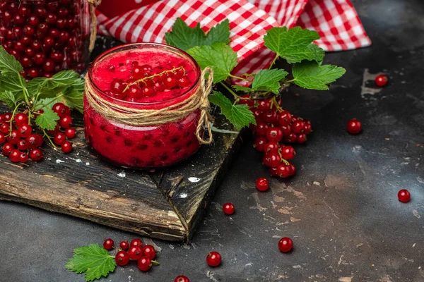 Rote Johannisbeermarmelade Glas Frische Beeren Dosen Auf Einem Hölzernen Hintergrund — Stockfoto