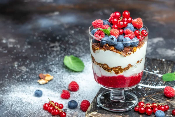 Layered Dessert Berry Jar Yogurt Granola Parfait Blueberry Raspberry — Fotografia de Stock