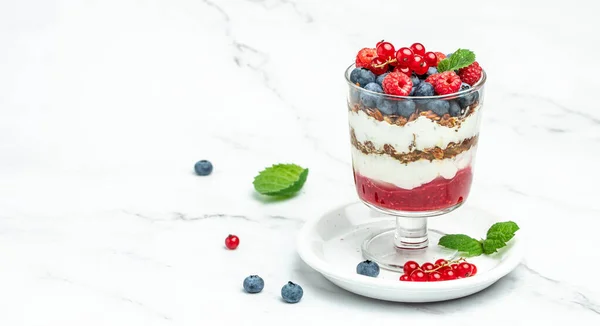 Yogurt Granola Parfait Blueberry Raspberry Light Background Long Banner Format — Stock Photo, Image