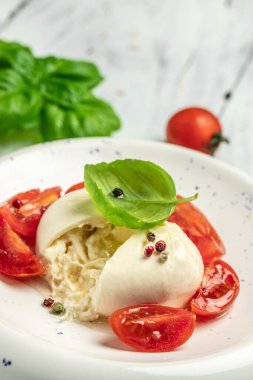 Mozzarella 'dan taze beyaz burrata peyniri ve Apulia' dan krema, İtalyan Akdeniz mutfağı, dikey görüntü. Üst Manzara. metin için yer.
