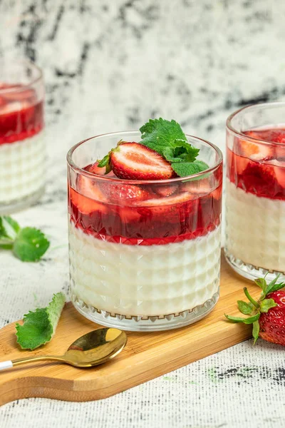 Italian Dessert Panna Cotta Glass Strawberries Vertical Image Top View — Stock Photo, Image