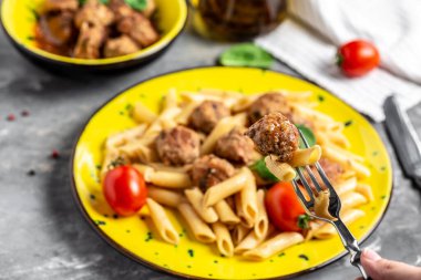 Köfteli makarna ve gri arka planda baharatlı domates sosu. Restoran menüsü, diyet, yemek kitabı tarifi afişi, metin yeri, üst görünüm.