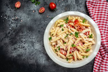 Çeri domatesli fırında makarna otlar ve sarımsak, trend Fetapasta. afiş, metin için menü tarifi yeri, üst görünüm.