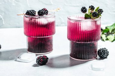 Arka planda böğürtlenli limonata. Uzun pankart biçimi.