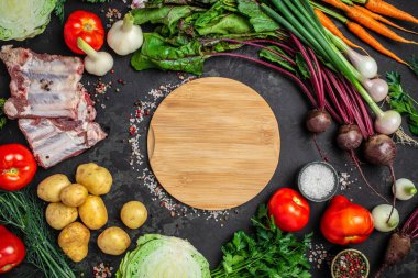 Ukrayna borsch malzemeleri. Taze soyulmuş sebzeler, pirzola, borç çorbası malzemeleri. afiş, menü, metin için tarif yeri, üst görünüm.