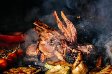 Izgarada kuzu eti. Kuzu kaburgası ve ızgara sebze. Restoran menüsü, aşçılık, fırın konsepti.,