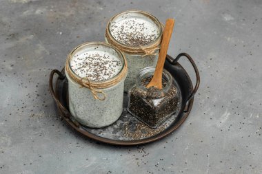 Sağlıklı kahvaltı. Chia tohumu pudingi. Chia tohumlu yoğurt sağlıklı süper yiyecek. Cam kavanozlarda süzme peynirli smoothie. metin için yer.
