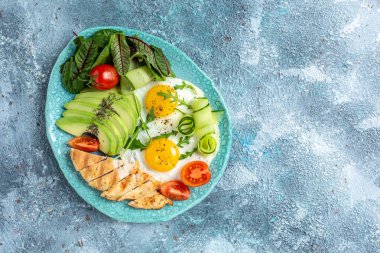 Kahvaltı. Tavuk ızgara fileto salata taze domates, salatalık, yumurta ve avokado. Sağlıklı yiyecekler, ketojenik diyet, diyet öğle yemeği konsepti. metin için yer, üst görünüm.