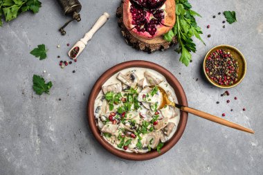 Maydanozla servis edilen kremalı soslu mantarlı domuz güveci. Restoran menüsü, diyet, yemek kitabı tarifi üst görünümü.