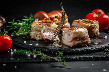 Biber ve tuzlu biftek, fileminyon fileto. Domuz pastırması ve kekiğe sarılı sığır filetosu bifteği. en üstteki görünüm.