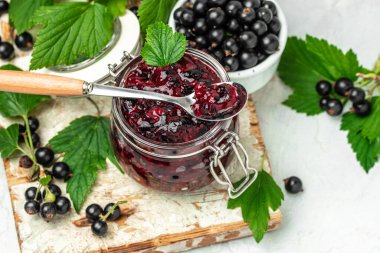 Frenk üzümü, krema veya reçel ve taze böğürtlen, yemek tarifi geçmişi. Kapat.,