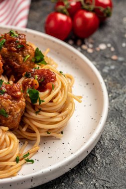 Köfte ve domates soslu spagetti makarna, İtalyan yemek tarifi geçmişi. Kapat..