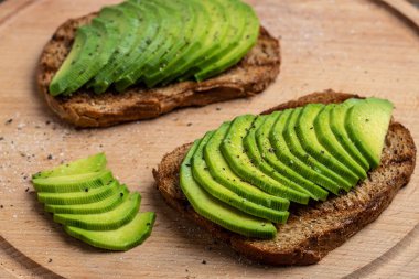 Baharatlı tost ekmeği üzerine ev yapımı sağlıklı avokado. Vejetaryen yemeği. Bitki temelli diyet. Temiz yemek. Detoks ve sağlıklı süper yiyecekler konsepti.