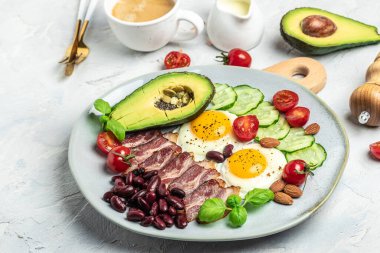 Ketogenik diyet öğün avokado, kızarmış yumurta, pastırma ve fasulye. Sağlıklı besleyici paleo keto kahvaltı diyeti öğle yemeği. Pankart, yemek servisi menü tarifi yeri, metin, üst görünüm.