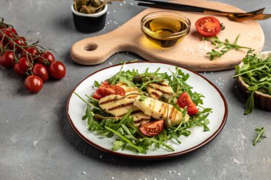 Kızarmış halloumi ve domatesli vejetaryen salatası, yakın plan ketojenik diyet. Lezzetli kahvaltı ya da atıştırmalık, temiz yemek, diyet, vejetaryen yemek konsepti. en üstteki görünüm.