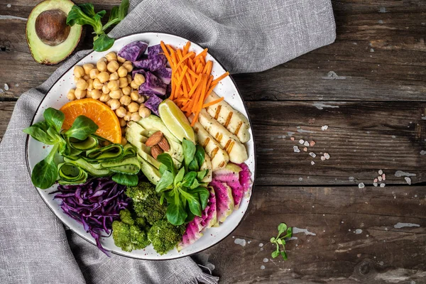Salada Buda Vegetariana Saudável Com Queijo Halloumi Abacate Pepino Grão — Fotografia de Stock