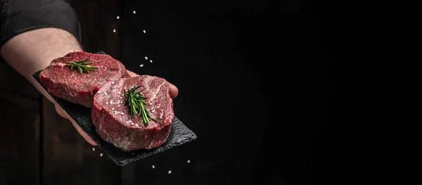 Bife Sal Chef Movimento Congelamento Com Alecrim Especiarias Preparação Carne — Fotografia de Stock