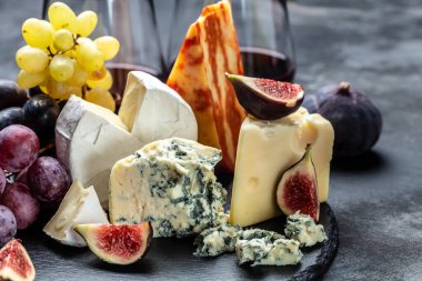 Peynir tabağı. Peynir aperatifleri prosciutto, bal, fındık ve metal tepside üzüm.,