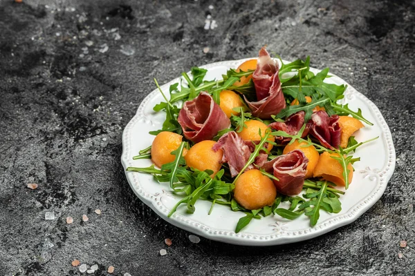 Mediterranean Salad Prosciutto Jamon Mozzarella Green Basil Leaves Cantaloupe Melon — Stockfoto