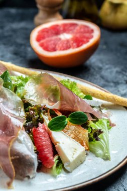 Peynirli peynirli jambonlu jambon salatası ve greyfurt, salata karışımı. Restoran menüsü, diyet, yemek kitabı tarifi..