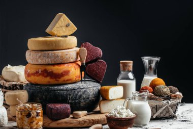 Uluslararası Petit Basque peynirinin geniş çeşitleri, çeşitli yumuşak ve sert peynirlerden oluşan Fransız peynir tabağı. Siyah arkaplanda İspanyol manchego peyniri, uzun pankart biçimi
