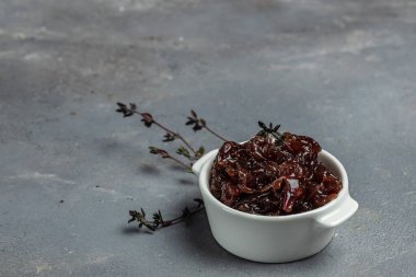 Kırmızı soğan reçeli, turşu, şarap ve kekik soslu turşu, lezzetli sos. Gurme. afiş, menü, metin için tarif yeri, üst görünüm