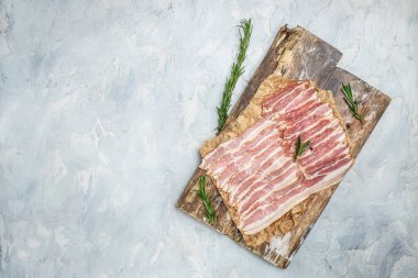 Pastırma dilimleri. Domuz eti. Hafif arka planda biberiyeli domuz eti, Keto diyet gıda malzemeleri. Uzun afiş biçimi. en üstteki görünüm.