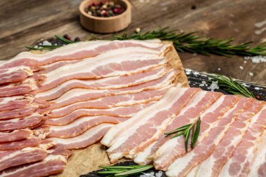 Pastırma dilimlerini kapat. Domuz eti. Tahtada biberiyeli domuz eti, Keto diyet gıda malzemeleri. Restoran menüsü, diyet, yemek kitabı tarifi..