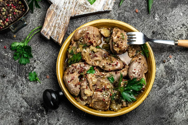 Haşlanmış tavuk midesi, geleneksel Kore baharatlı tavuk soğanlı, sarımsaklı, kırmızı biberli ve susamlı sandviç.,