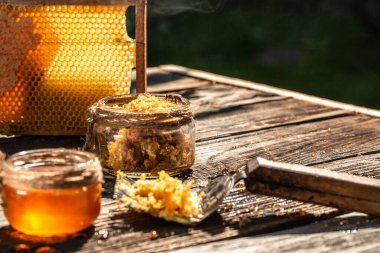 Bal peteğindeki arı kovanının makro fotoğrafı. Arılar taze ve sağlıklı üretirler, tatlım. Bal geçmişi. Arıcılık konsepti. Uzun pankart biçimi.