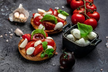 Sağlıklı Izgara Basil Mozzarella Caprese Panini Sandviçi. Lezzetli kahvaltı ya da atıştırmalık, temiz yemek, diyet, vejetaryen yemek konsepti. en üstteki görünüm.