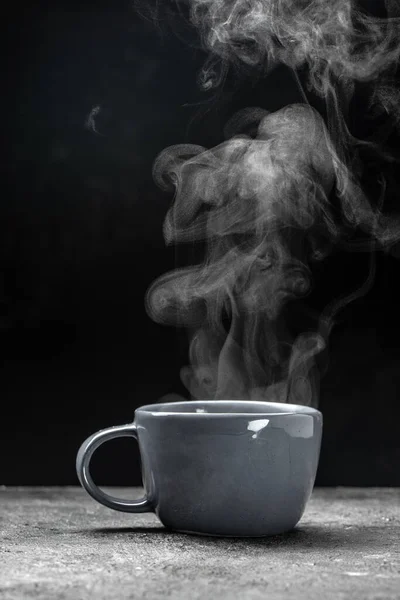 Taza Café Con Vapor Sobre Fondo Negro Bebida Caliente Vapor —  Fotos de Stock