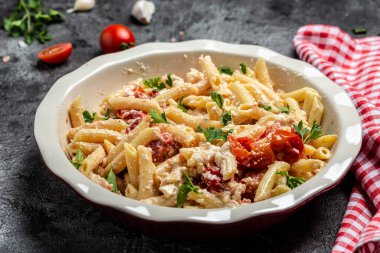 Çeri domatesli fırında makarna otlar ve sarımsak, trend Fetapasta. afiş, metin için menü tarifi yeri, üst görünüm.