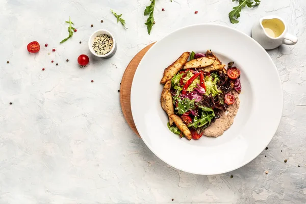 Sağlıklı yeşil salata ızgara tavuk göğsü ve sos, lezzetli dengeli sağlıklı yemek, keto diyeti, diyet öğle yemeği konsepti. Üst görünüm.