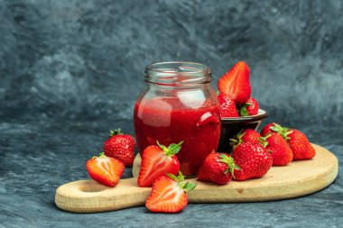 Beyaz arka planda bir kavanoz çilek reçeli. Ev yapımı çilekli marmelat ve meyve. Uzun pankart biçimi.