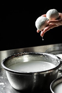 Peynir üreticisi, yeni yapılmış mozzarellayı gösteriyor. Ev yapımı peynir üreticisi caciocavallo üretir. Makarna filata, geleneksel İtalyan mozzarellası..