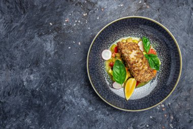 Biber soslu ve sebzeli fındıklı balık fileto, sağlıklı yağlar, kilo vermek için temiz yiyecekler, ketogenik diyet yiyecekler. Restoran menüsü, diyet, yemek kitabı tarifi üst görünümü,