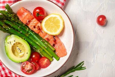 Ketogenik diyet kahvaltısı. Kuşkonmaz ve avokadoyla süslenmiş fırında somon balığı. Üst Manzara. Yemek tarifi geçmişi. Kapat..