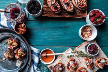 Keçi peyniri ile doldurulmuş incirler. Ceviz ve bal peynirli incirler. Sığ dof. Cevizli incir. Mavi peynir ve bal. Lezzetli aperatif, aperatif olarak ideal..