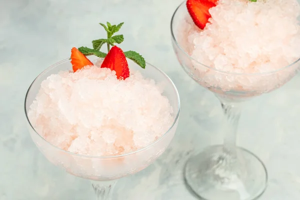 Strawberry Frose Cocktail Pink Wine Frose Slushy Smoothy Alcoholic Beverage — 스톡 사진