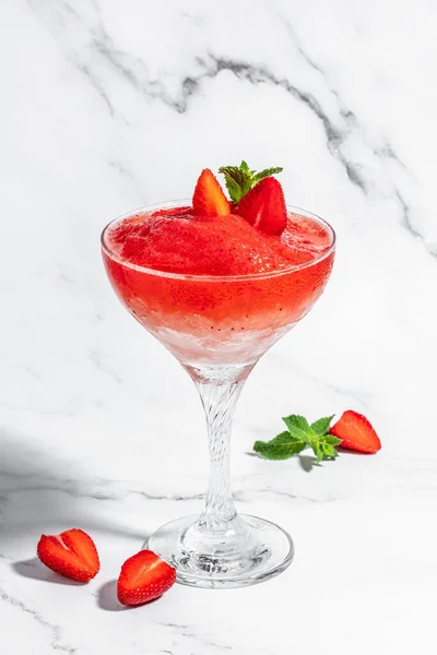 Frose Cocktail Mixed Strawberriess Pink Wine Alcoholic Beverage Boozy Frozen — 스톡 사진