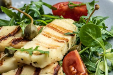 roka ve domatesli halloumi peynirli salata. Ketojenik paleo diyeti. Lezzetli kahvaltı ya da atıştırmalık, temiz yemek, diyet, vejetaryen yemek konsepti. en üstteki görünüm.