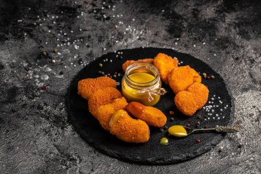 Kızarmış çıtır tavuk nugget ve hardal balı sos, Amerikan sağlıksız kalori yemeği. Lezzetli bir bar tarzı, aperatif, restoran menüsü, üst manzara.,