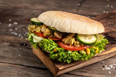 Kızarmış sandviç sandviçi, yanında çıtır tavuk ve salata. Türk tavuklu sandviç. Fast food. Boşluğu kopyala,