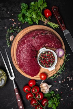 Biftek arka planı, koyu arka planda çiğ biftek çeşitleri, dikey görüntü. Üst Manzara. metin için yer,