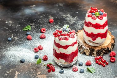 İskoç kremalı tatlı, kavrulmuş yulaf ezmesi ve kavanozda ahududu. afiş, menü, metin için tarif yeri, üst görünüm.