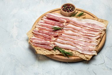 Çiğ domuz pastırması, domuz pastırması ince dilimlenmiş domuz eti ince dilimlenmiş arka planda domuz yağı, ketojenik diyet, yazı için yer, üst görüş..