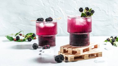 Arka planda böğürtlenli limonata. Uzun pankart biçimi.