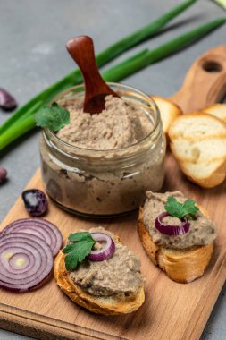 Fasulye ezmeli ekmek, cam kavanozda Meksika usulü fasulye ezmesi. Sağlıklı vejetaryen yemekleri, dikey görüntü. Üst Manzara. metin için yer.